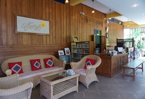 Coin salon dans le hall