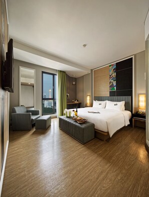 Warmth Room | Desk, blackout drapes, bed sheets - MaxOneHotels.com at Platinum Hayam Wuruk Jakarta (Jakarta)