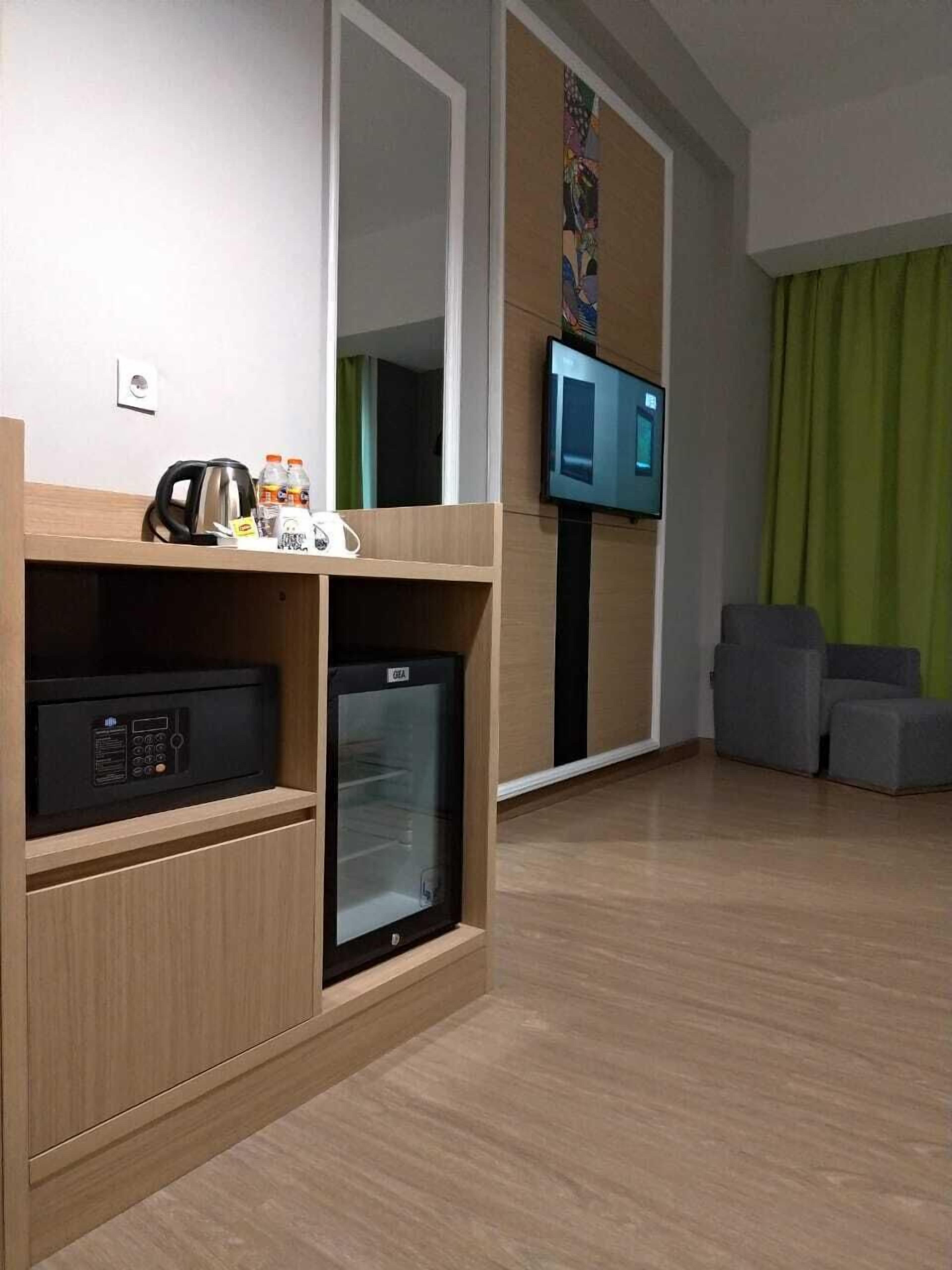 warmth room | desk, blackout curtains, bed sheets