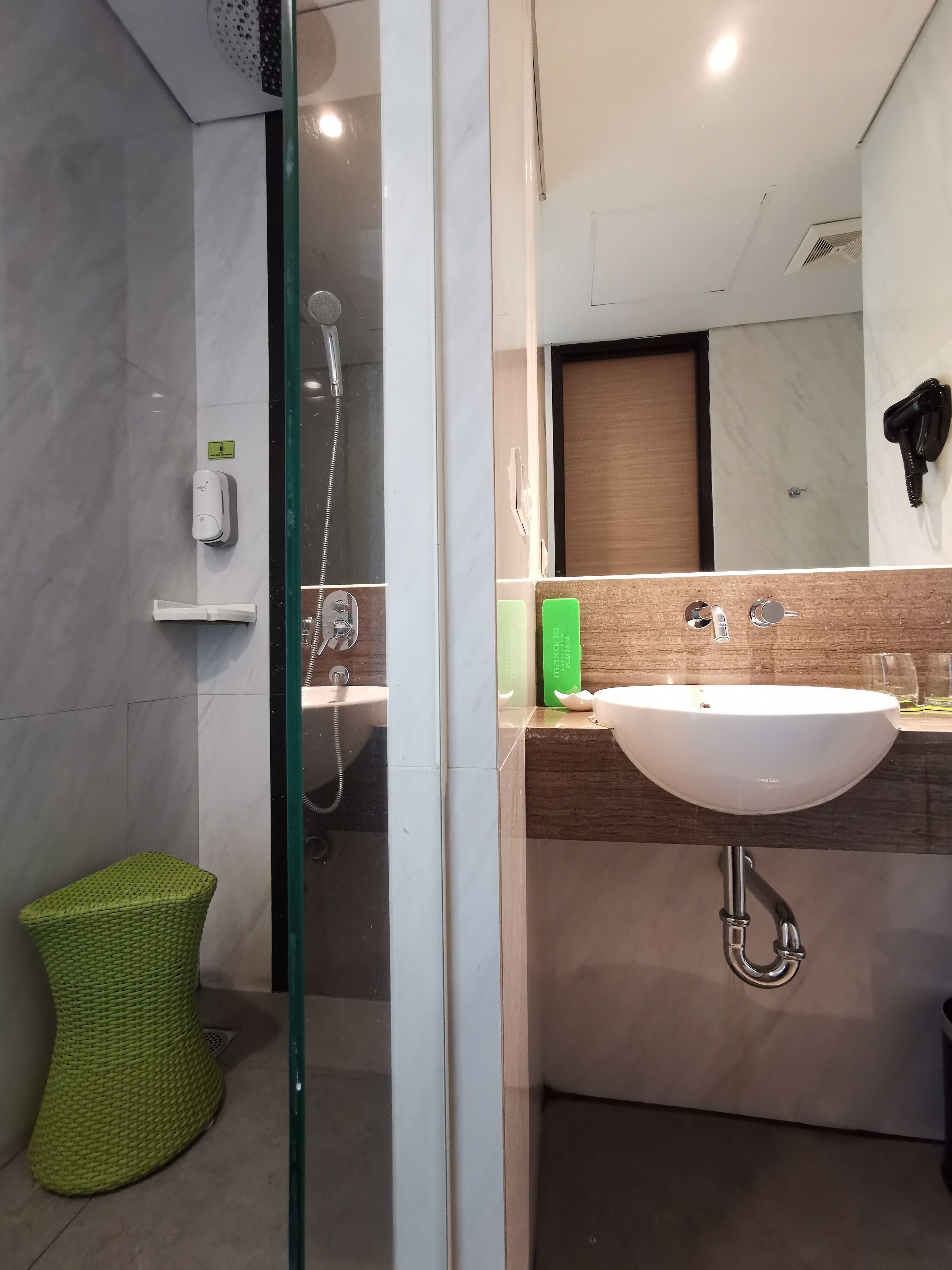 shower, rainfall showerhead, free toiletries, slippers