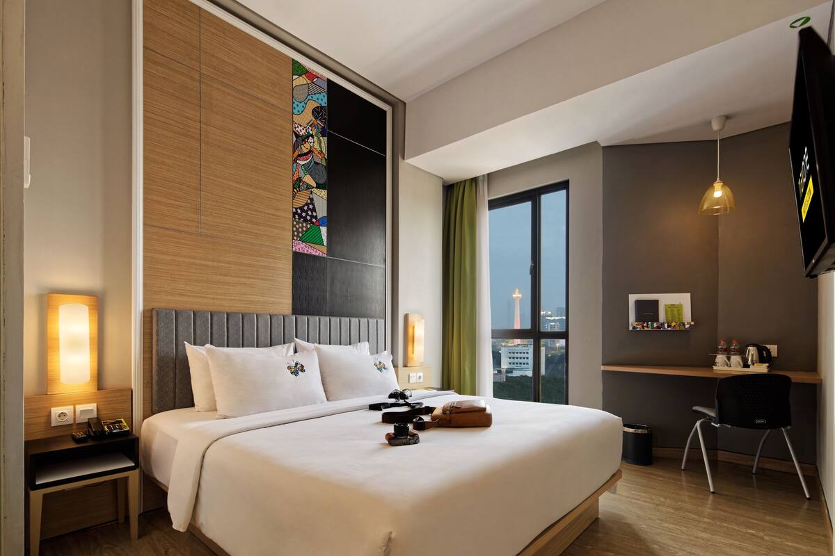 Happiness Doublebed  | Desk, blackout curtains, bed sheets