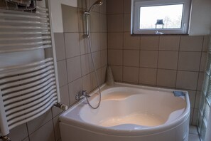 Badewanne, Haartrockner, Bademäntel, Handtücher
