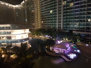 Un hôtel de grande hauteur doté de nombreux balcons et d’un espace piscine.