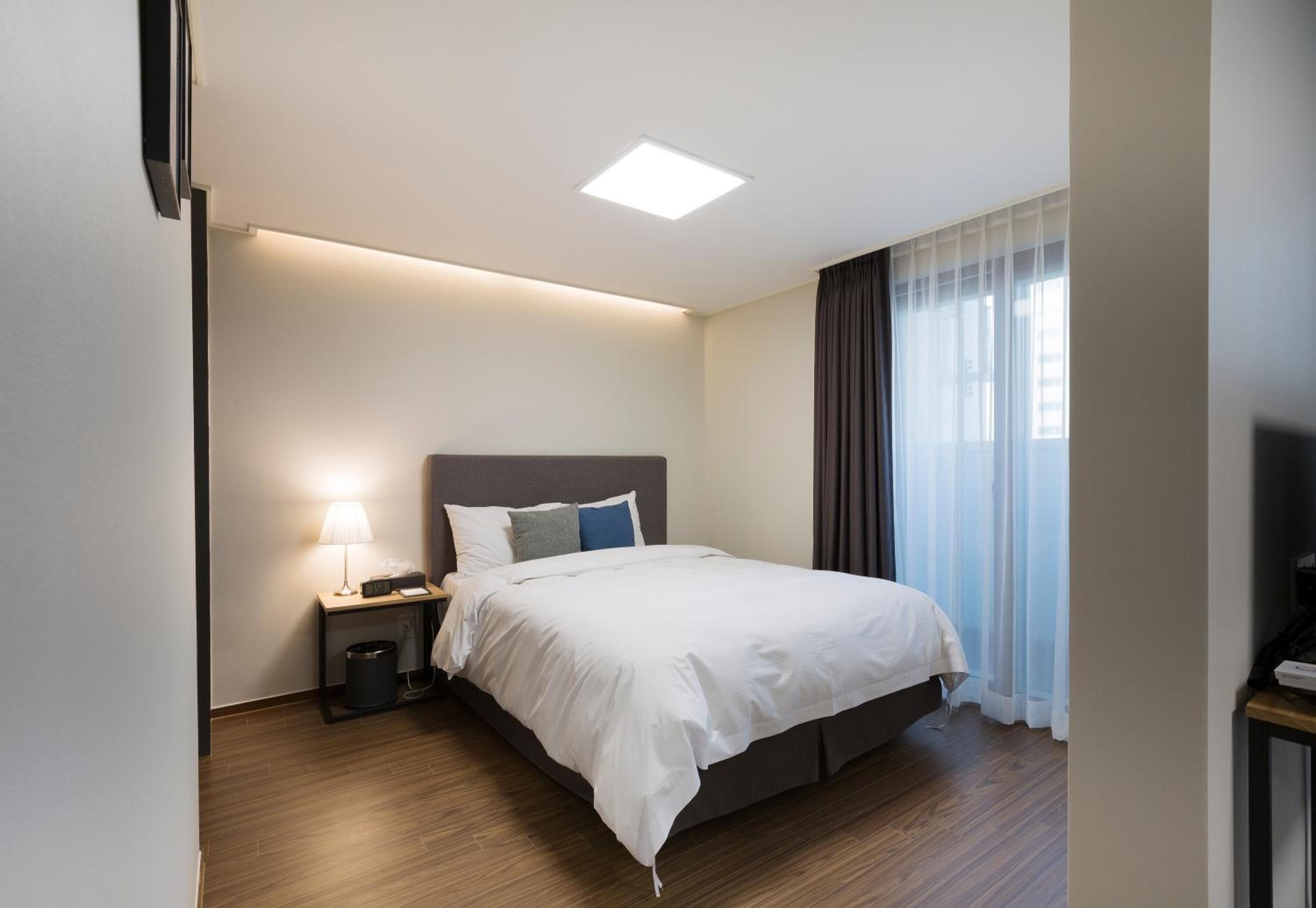 soundproofing, free wifi, bed sheets