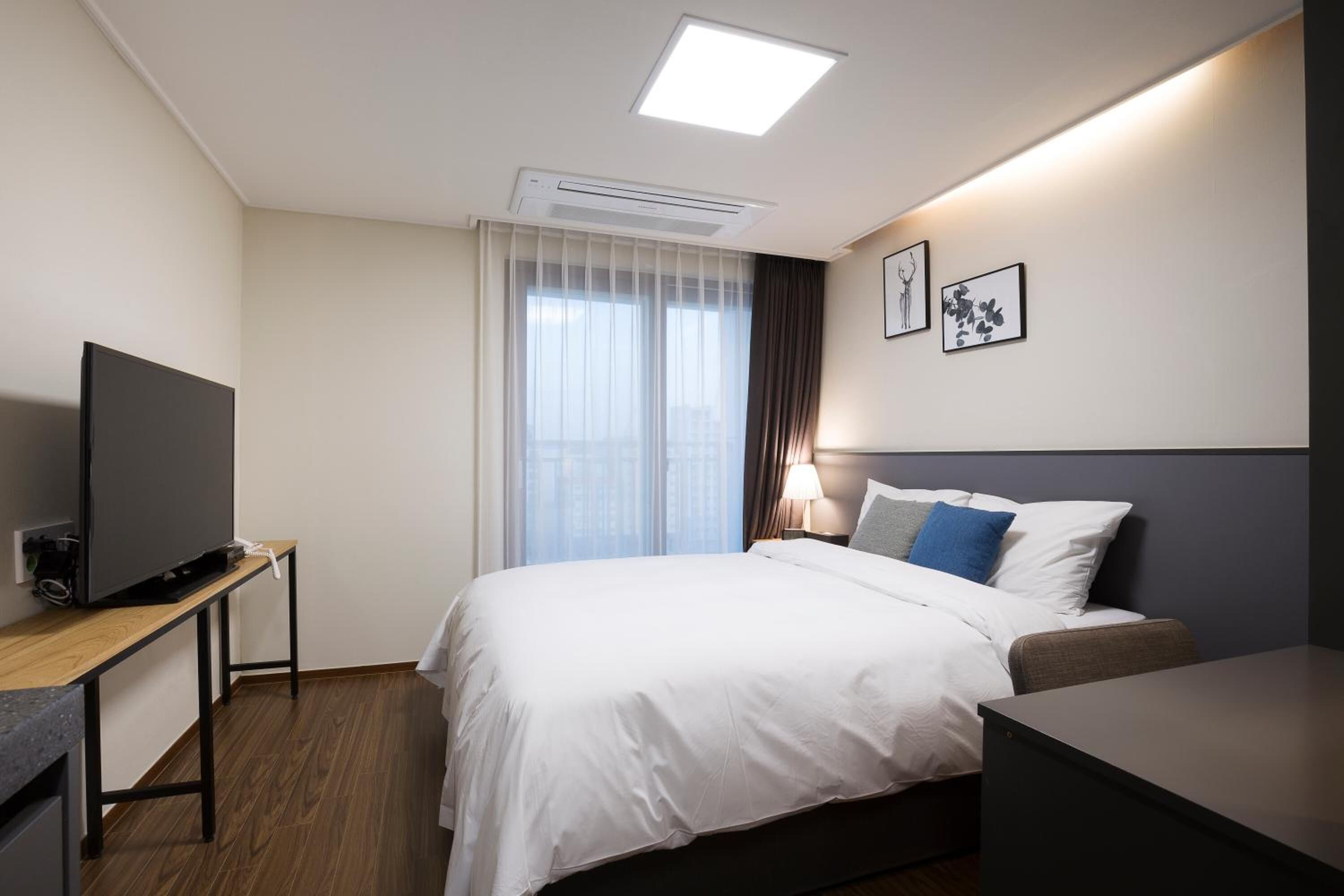 soundproofing, free wifi, bed sheets