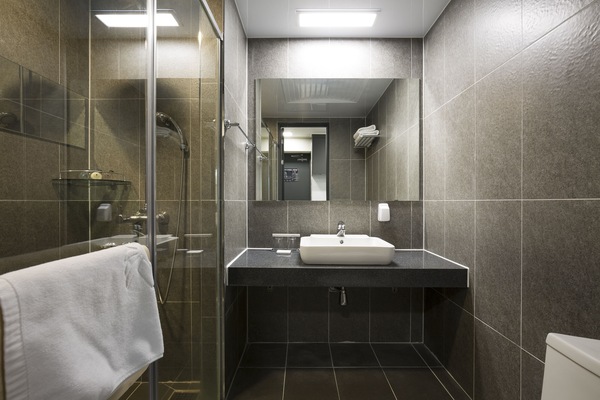 Shower, sandal, dan handuk