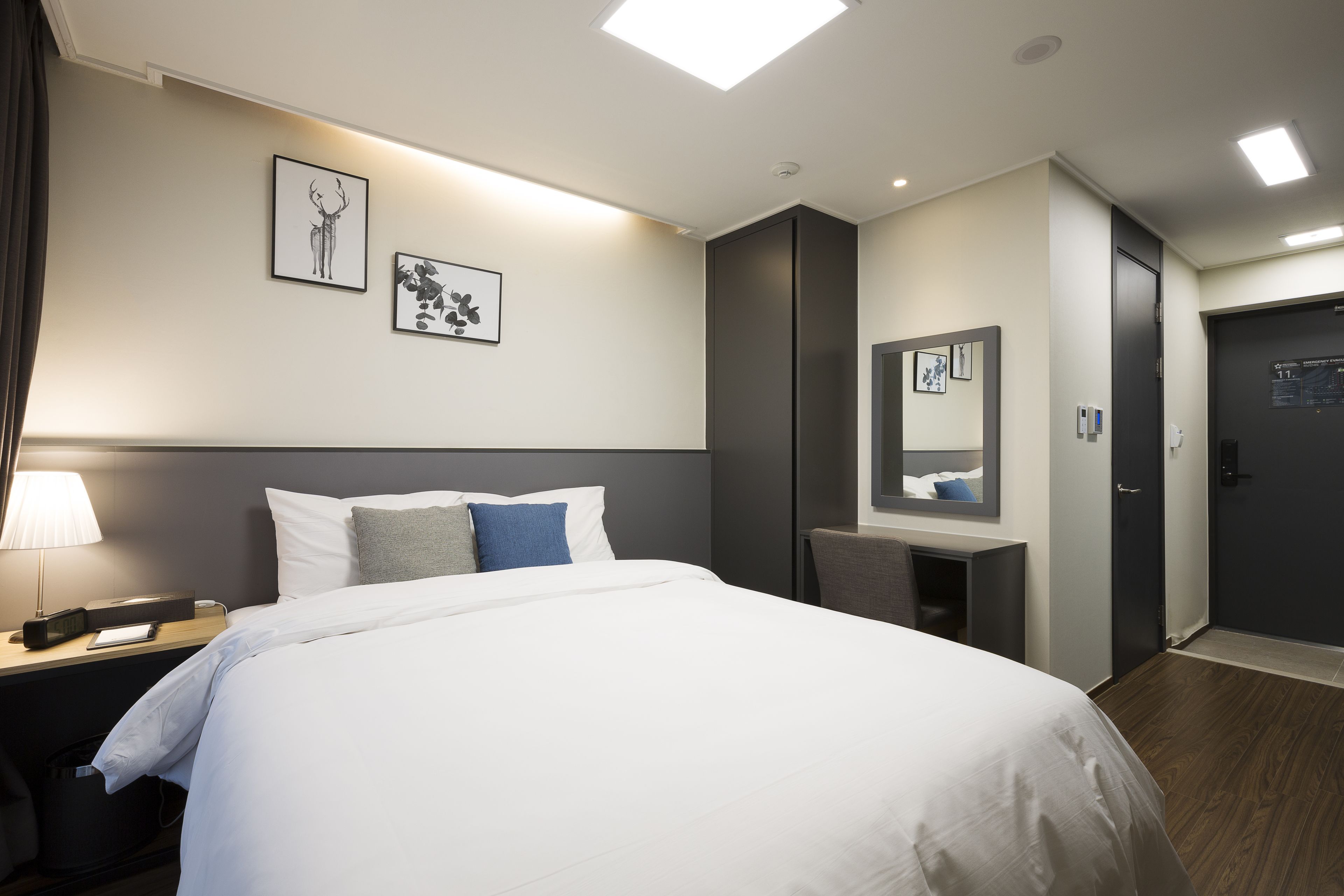 soundproofing, free wifi, bed sheets