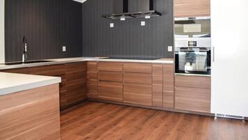 KylskÄp, spishÀll, diskmaskin och kaffe- och tebryggare