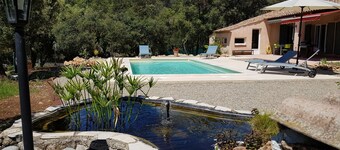 Villa avec piscine et tennis privés sur 4600m2 de terrain clôturé.