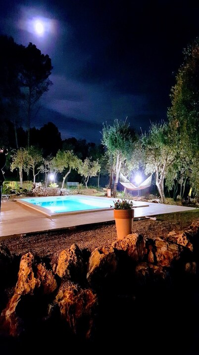 In the heart of 4600m2 of oaks, quiet: swimming pool, tennis, pétanque, private