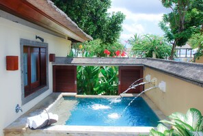 3 outdoor pools, pool loungers