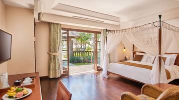 Studio Suite, Beach View (Free Return Airport Transfer) | Bar mini, peti besi dalam bilik, meja, langsir/tirai gelap terus