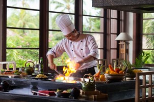 3 restaurants; breakfast, lunch, and dinner served