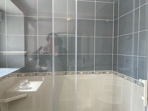 Douche, sèche-cheveux, savon, papier toilette