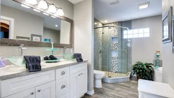Bathtub, jetted tub, hair dryer, towels