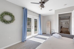 5 habitaciones, tabla de planchar con plancha y cuna de viaje 
