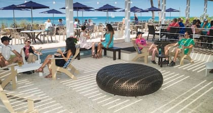 Kaunis omakotitalo kanavalla, uima-allas vain muutaman minuutin päässä Persianlahden rannoilta ☼