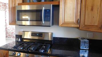 KylskÄp, mikrovÄgsugn, ugn och spishÀll