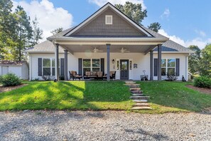Exterior - Lake Cutie at Holiday Cove. Sandy beach, kayaks (Dadeville)