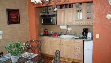 Refrigerador, microondas, cafetera y tetera y tostadora
