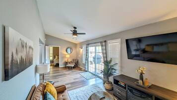 Smart TV, fireplace