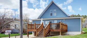 Spacious 3BR Home w/ Deck – Right in Downtown Custer, Shops & Dining!