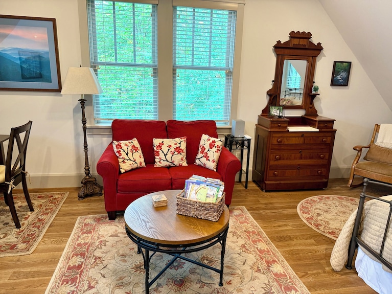 Black Mountain Babbling Brook Bungalow - Black Mountain, NC