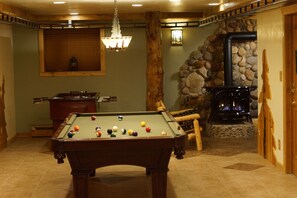 Games room - Solar & Wind Powered Lodge on 160 Acres - Discount for 3+ nights (Fairview)