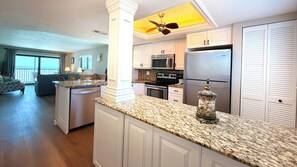 Kjøleskap, mikrobølgeovn, ovn og kokeplater