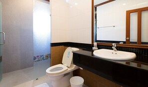 Villa, Private Pool | Bathroom | Deep-soaking bathtub, free toiletries, hair dryer, slippers - Baanmanchusa Thai Villa (Rawai)