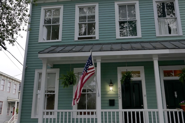 Built in 1900 on E. Broad and Huntingdon in the Beach Institute area. FREE PARK