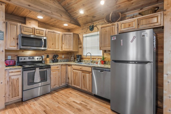 Frigorífico, microondas, horno y placa de cocina