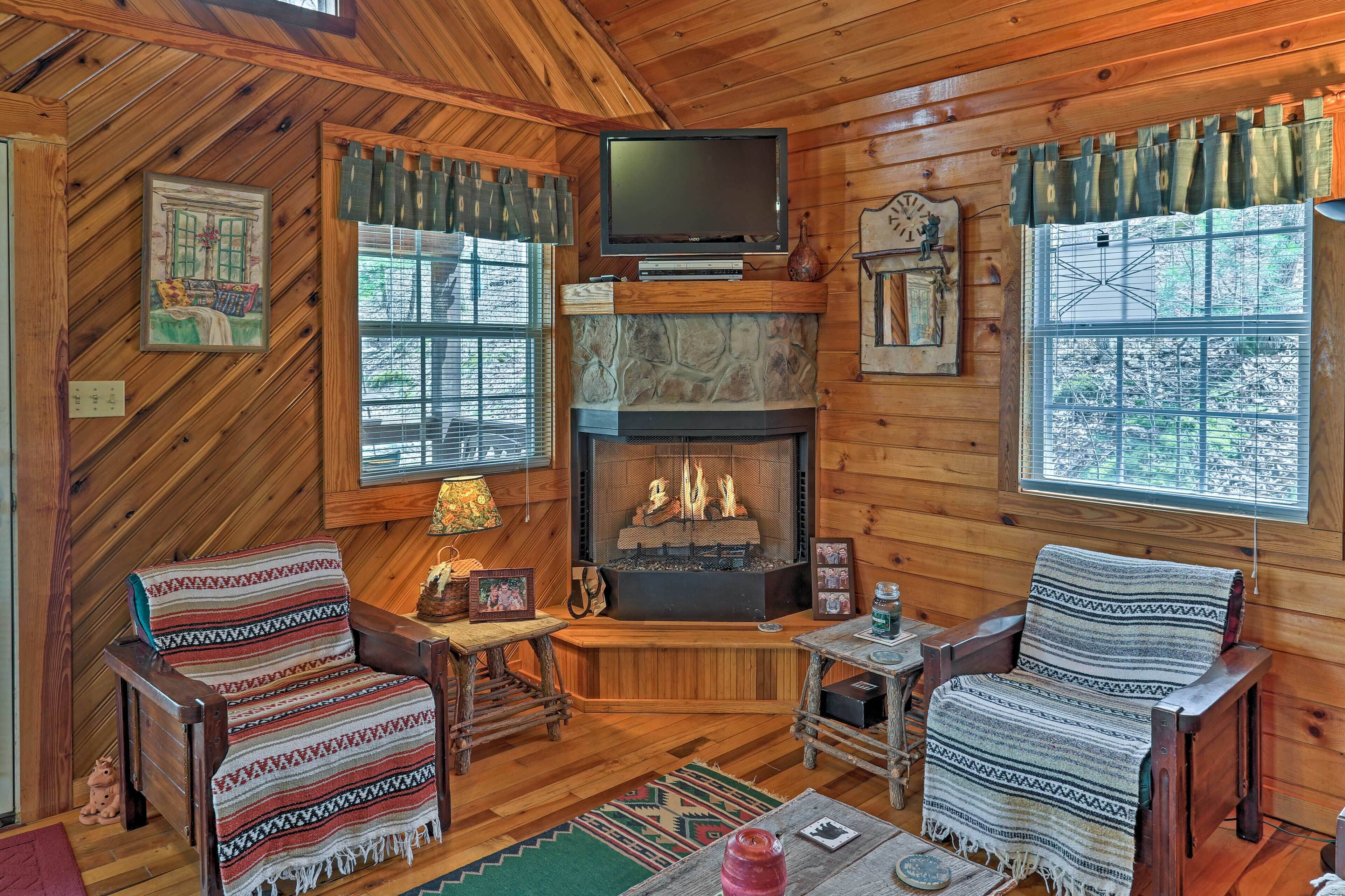 Red River Gorge Cabin: 3 bedroom/1.5 bath, laundry, 4 guests, 2 wooded acres. 