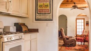 Kaffetrakter/tekoker, kjøleskap, mikrobølgeovn og ovn