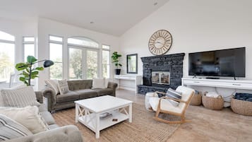 Una Smart TV, una chimenea