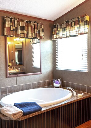 Ensemble baignoire-douche, séchoir à cheveux, serviettes fournies