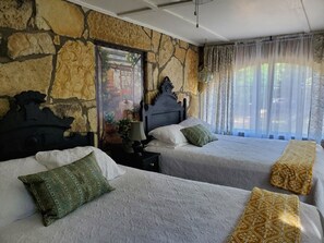 2 bedrooms, iron/ironing board, free WiFi, bed sheets - Private French Manior overlooking the Spring River (Hardy)