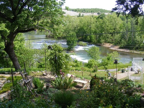 Yksityinen ranskalainen kartano näköalalla kevätjoelle