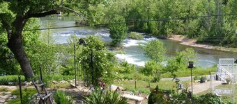 Manior français privé surplombant la rivière Spring