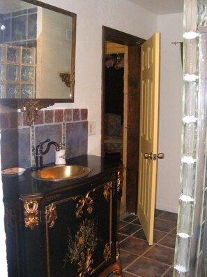 Shower, hair dryer, towels, soap - Private French Manior overlooking the Spring River (Hardy)