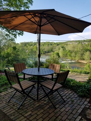Outdoor dining - Private French Manior overlooking the Spring River (Hardy)