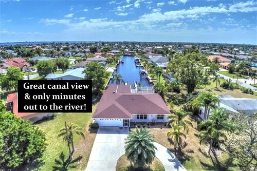 5 bedroom, South facing, FREE heated salt water pool, with Direct Gulf access