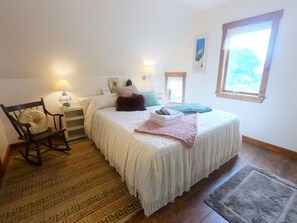 2 bedrooms, desk, iron/ironing board, free WiFi - Beaches, Boating, Cool Ocean Breezes, Trails & Incredible Views! Max 2 people. (Harpswell)