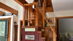 Eine Holztreppe mit einem Schild, auf dem 'By The Sea' steht.