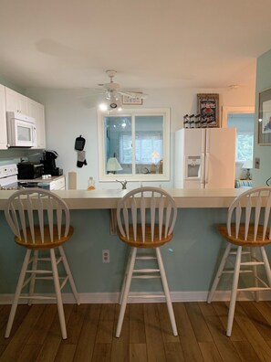 Jääkaappi, mikroaaltouuni, uuni, liesi