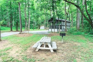 Outdoor dining - #6 Greta - Tiny Home Cottage (Sevierville)