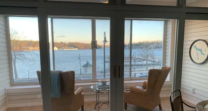 On Round Lk in the Heart of Charlevoix w Garage. Walking Distance to Everything.