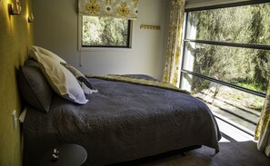 Luxury Cottage | 2 bedrooms, in-room safe, blackout curtains, soundproofing