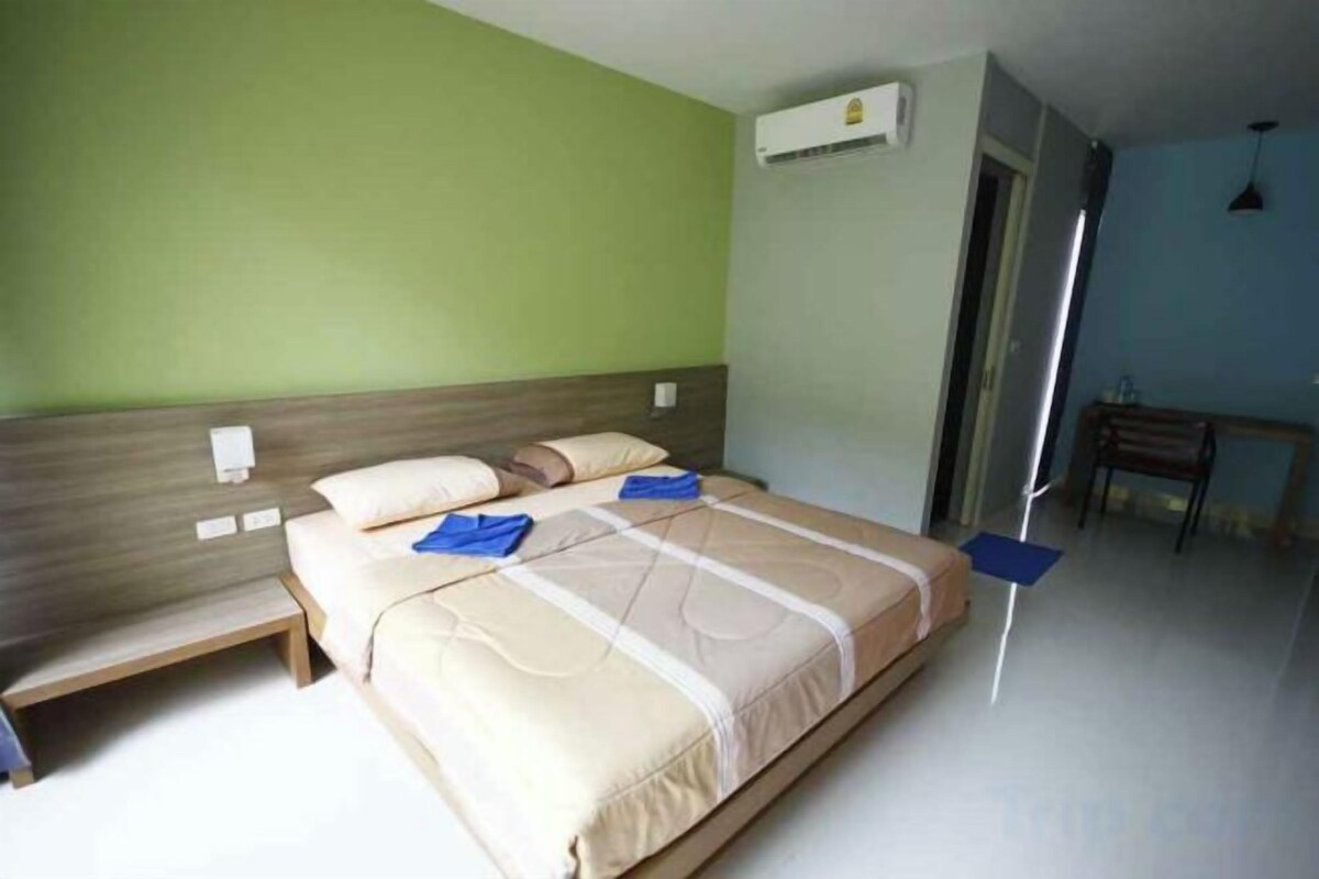 Escritorio, wifi gratis, ropa de cama