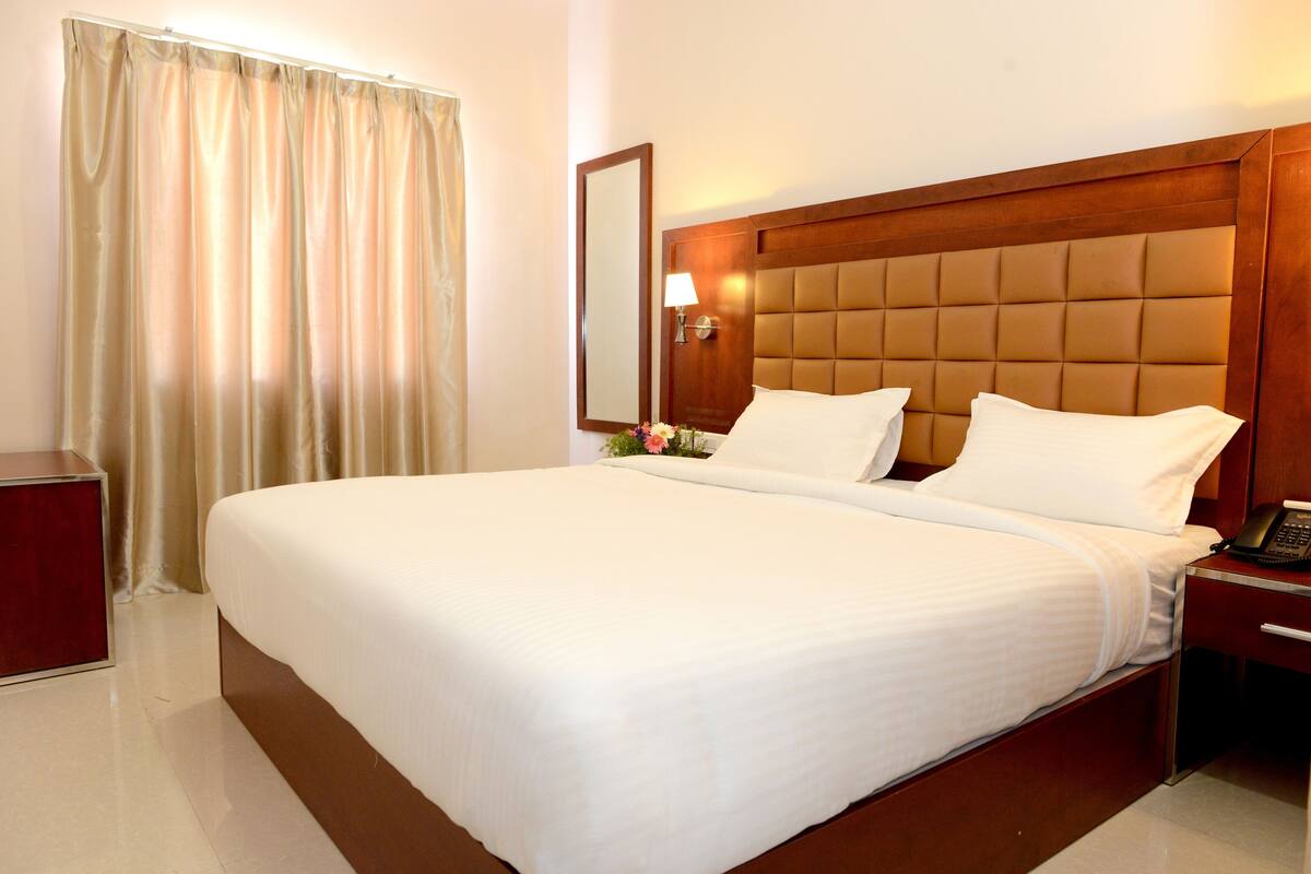 Bộ đồ giường cao cấp, két bảo mật tại phòng, bàn